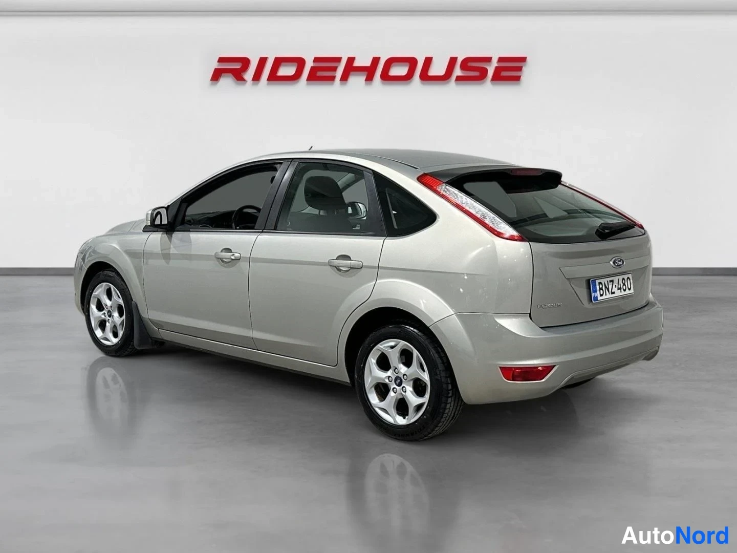 Harmaa Ford Focus 2009, takaviisto, kuva 6
