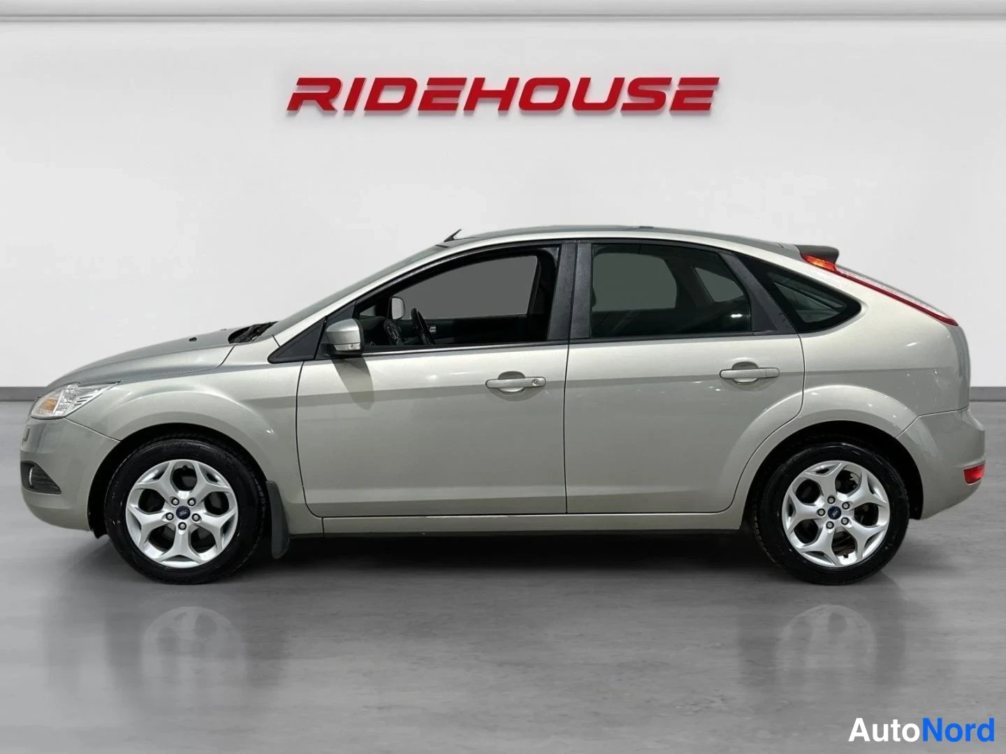 Harmaa Ford Focus 2009, sivulta, kuva 4