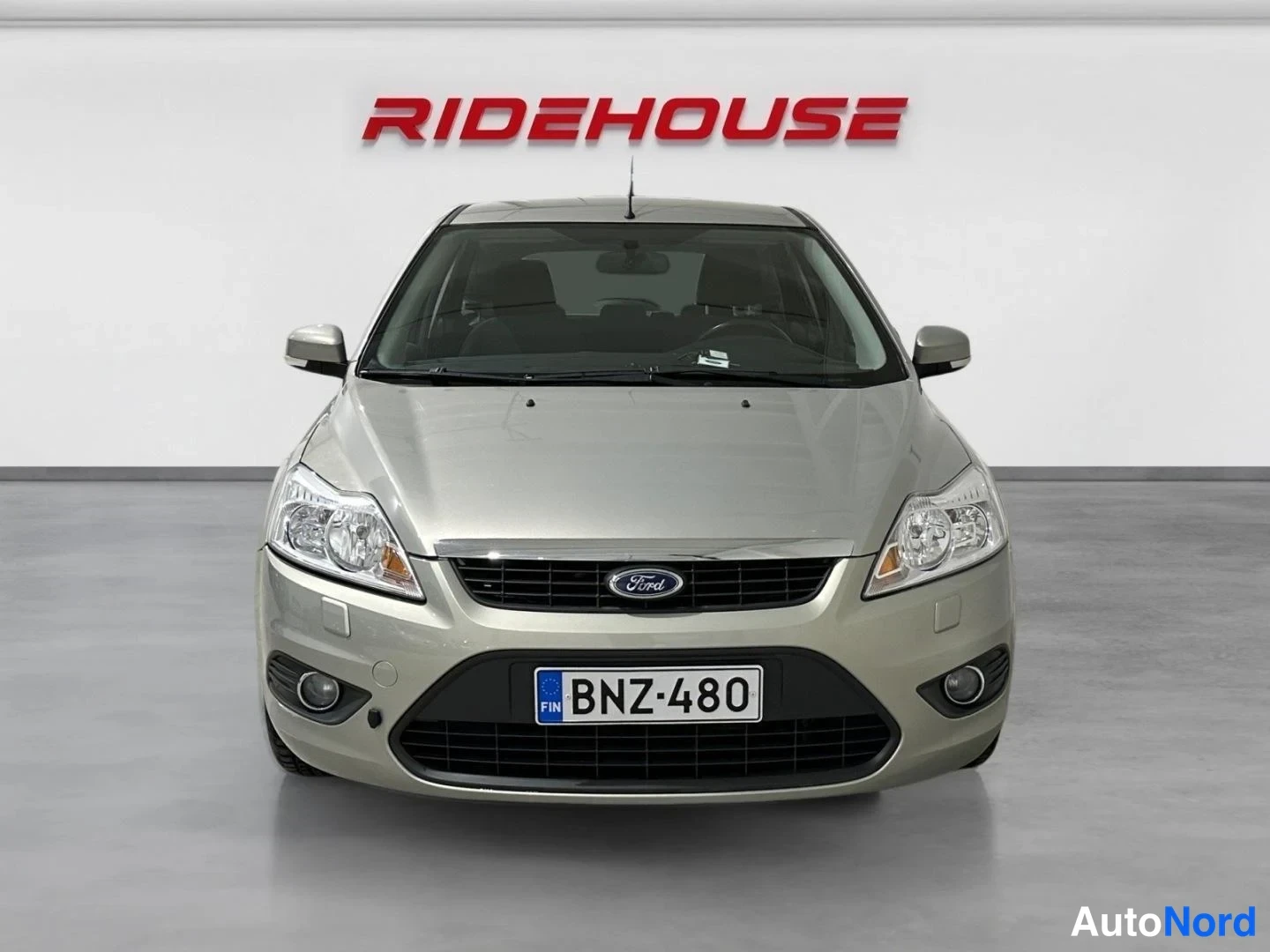 Harmaa Ford Focus 2009, edestä, kuva 3
