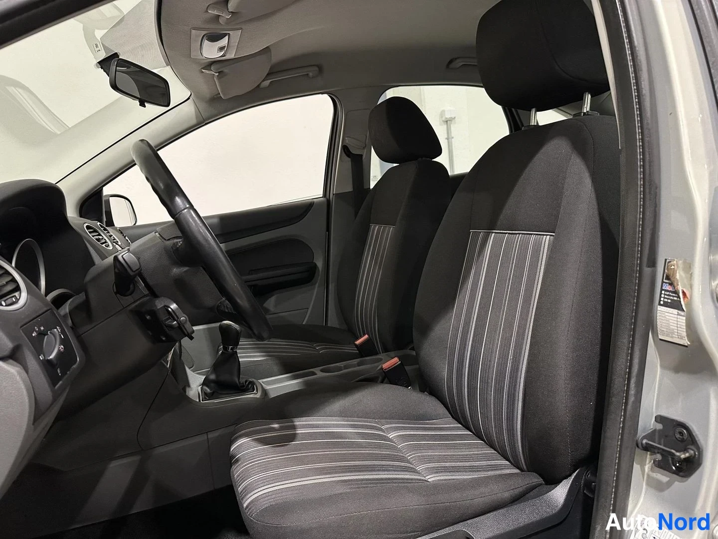 Harmaa Ford Focus 2009, etuistuimet, kuva 12