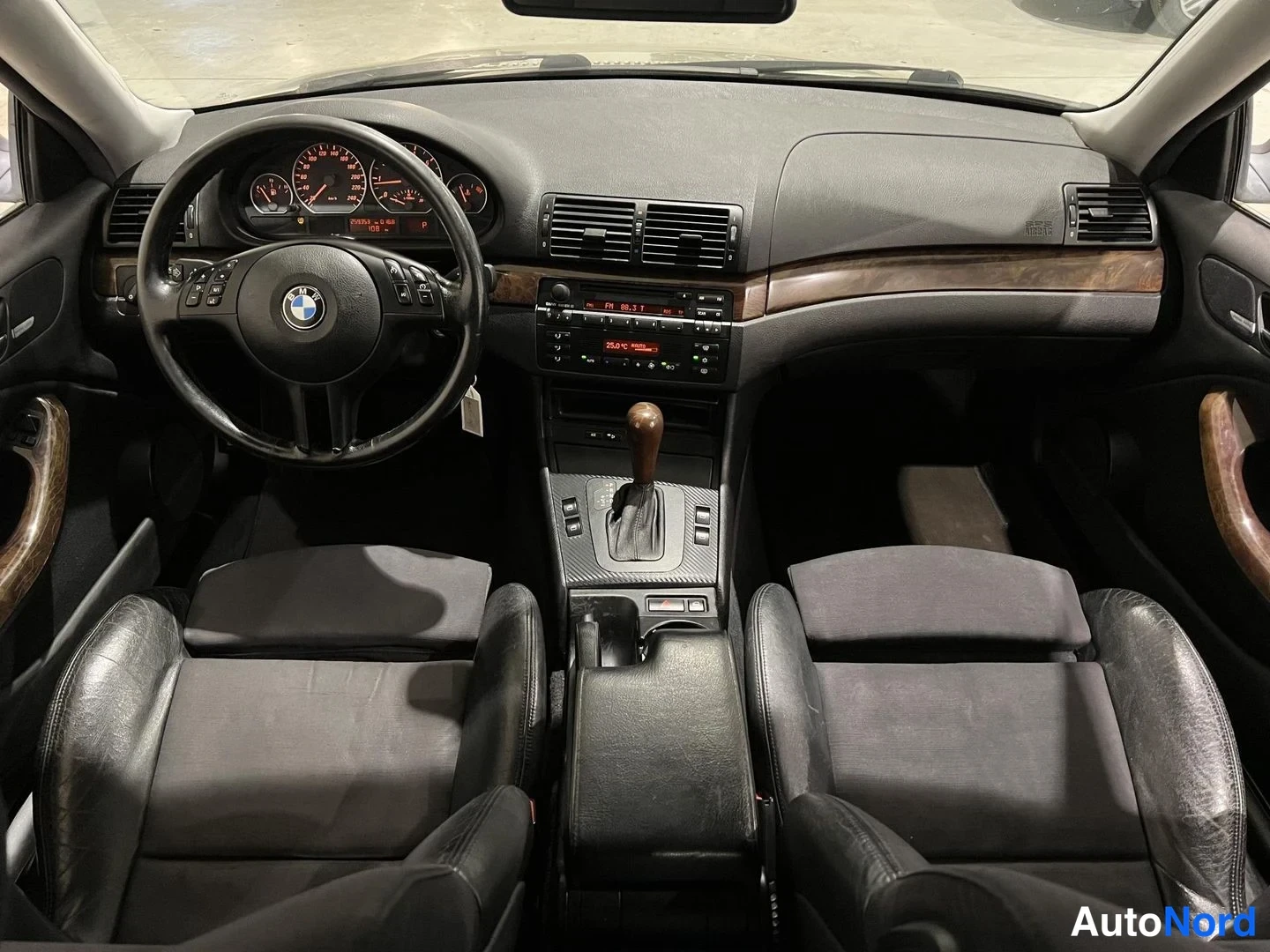 Keltainen BMW 330 1999, ohjaamo, kuva 9