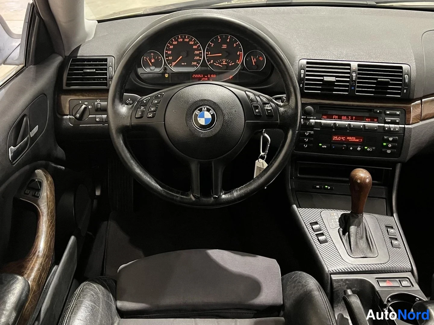 Keltainen BMW 330 1999, ohjaamo, kuva 10