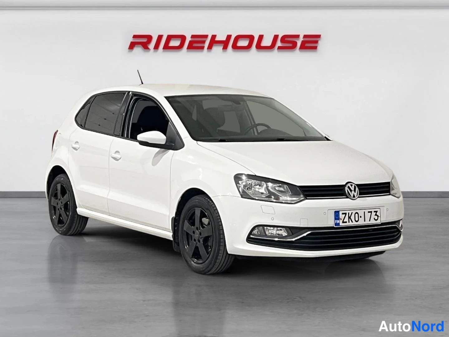 Valkoinen Volkswagen Polo 2015, etuviisto, keula oikealle, kuva 2