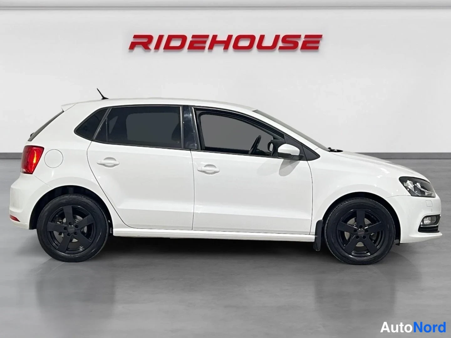 Valkoinen Volkswagen Polo 2015, etuviisto, keula oikealle, kuva 3