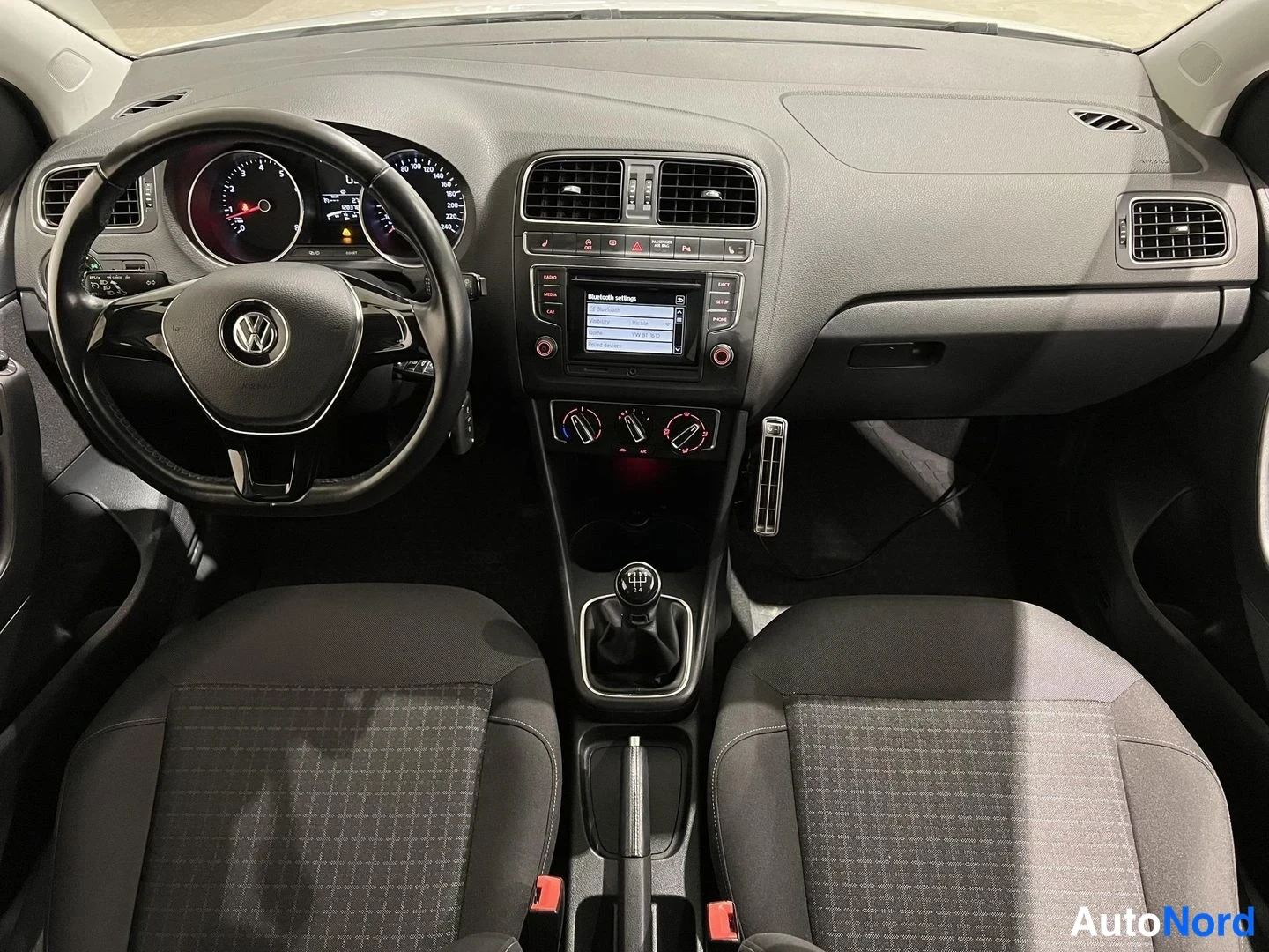 Valkoinen Volkswagen Polo 2015, ohjaamo, kuva 9