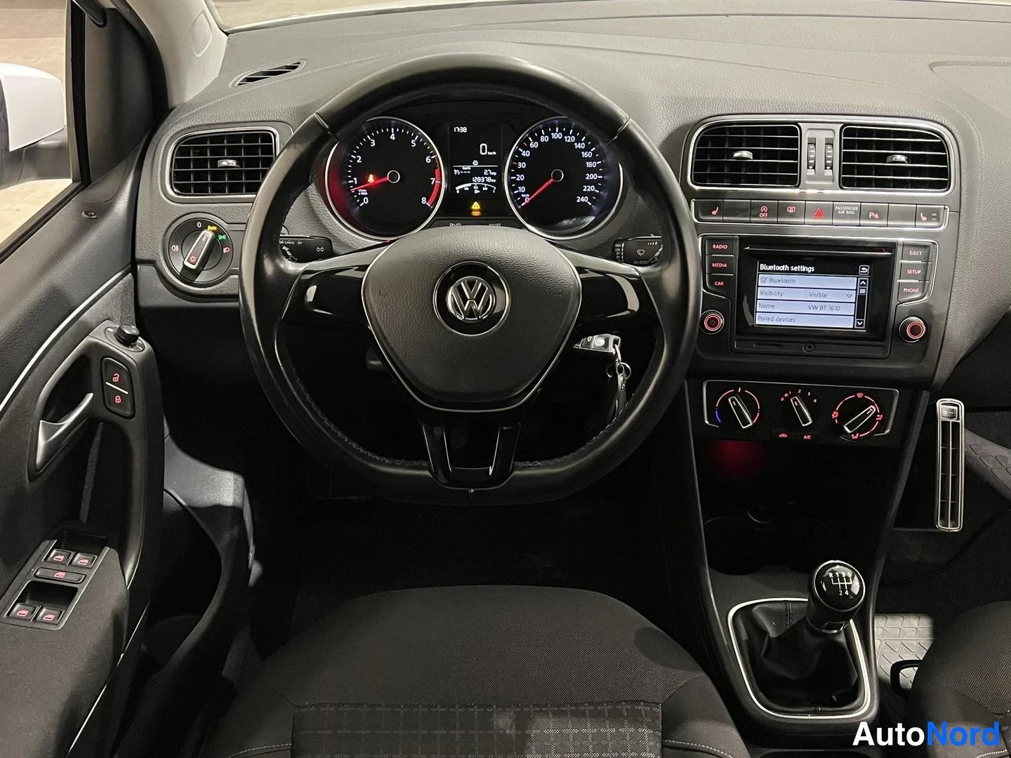 Valkoinen Volkswagen Polo 2015, ohjaamo, kuva 10