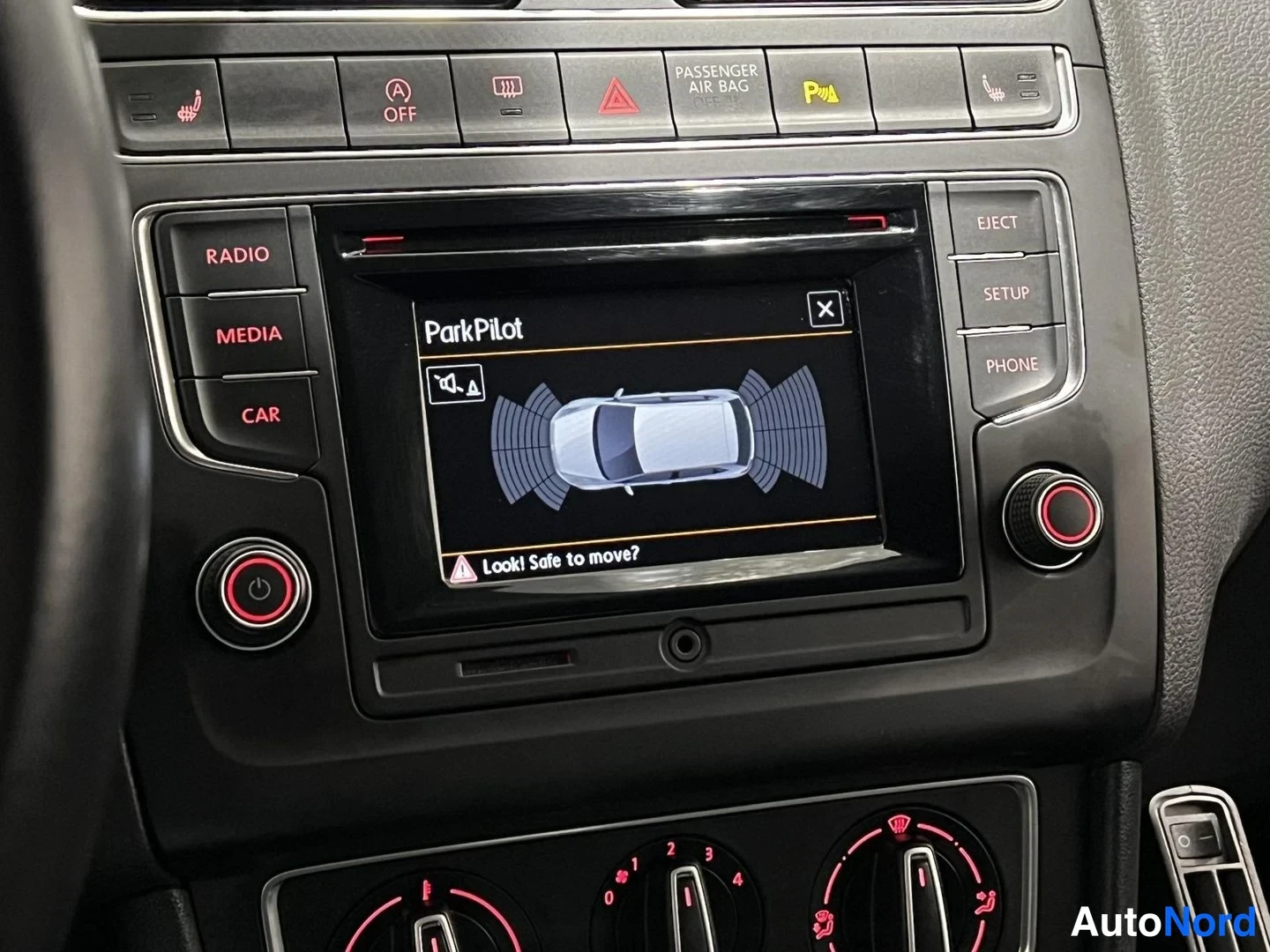 Valkoinen Volkswagen Polo 2015, yksityiskohta, kuva 16