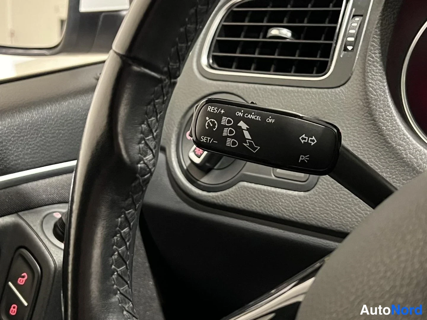 Valkoinen Volkswagen Polo 2015, yksityiskohta, kuva 18