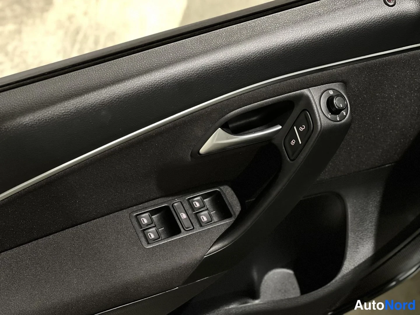 Valkoinen Volkswagen Polo 2015, yksityiskohta, kuva 19