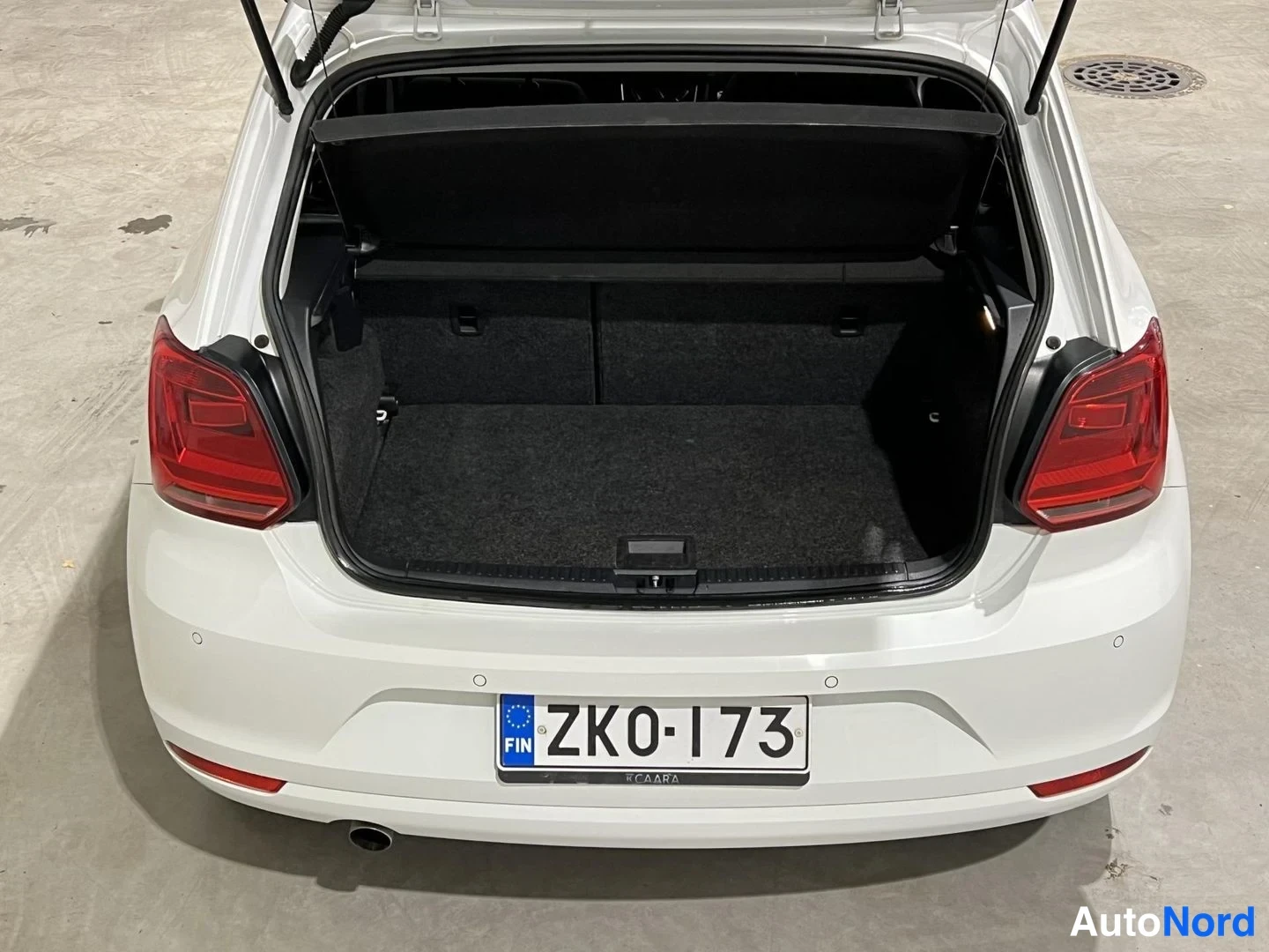 Valkoinen Volkswagen Polo 2015, tavaratila, kuva 14
