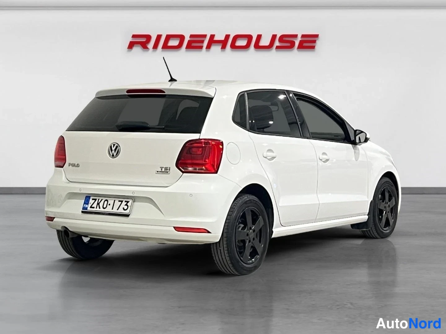 Valkoinen Volkswagen Polo 2015, takaviisto, kuva 6