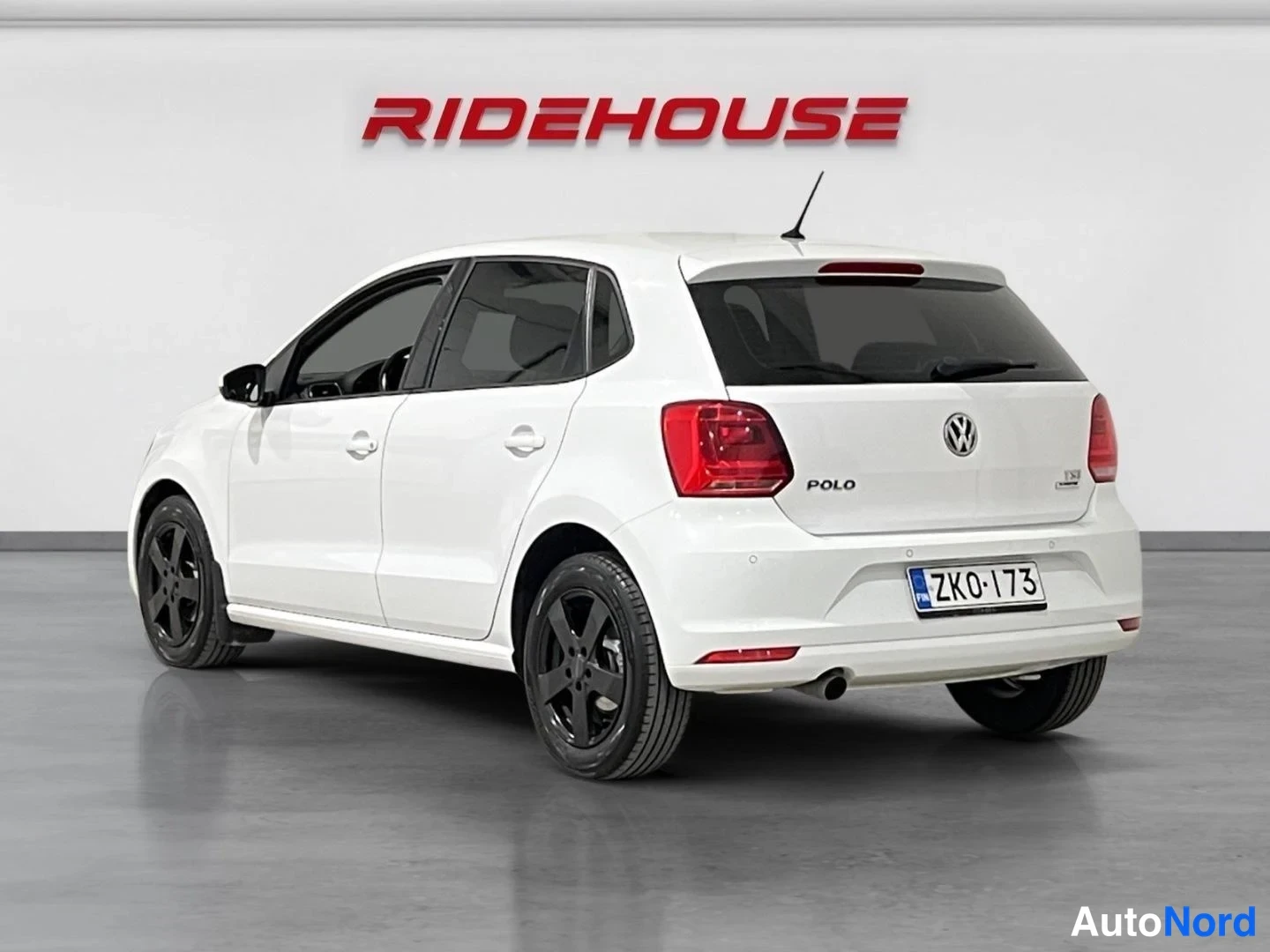 Valkoinen Volkswagen Polo 2015, takaviisto, kuva 7