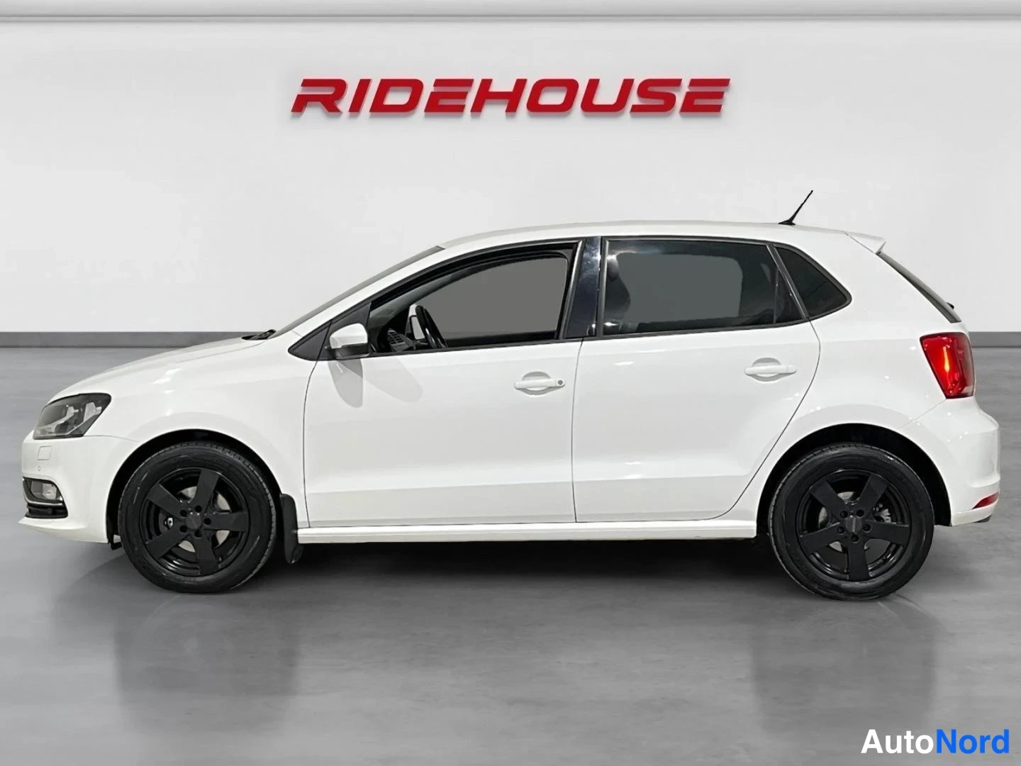Valkoinen Volkswagen Polo 2015, sivulta, kuva 5