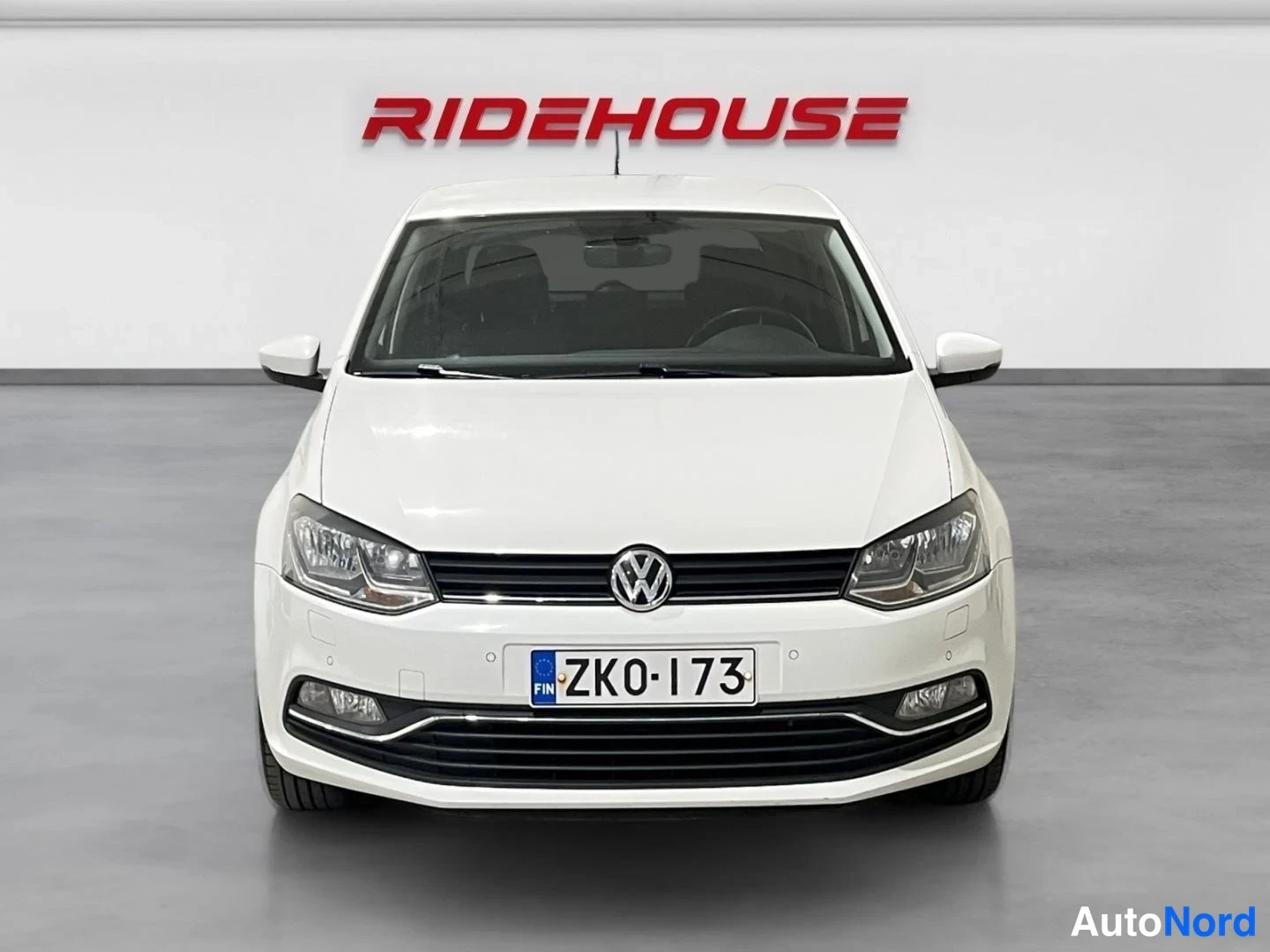 Valkoinen Volkswagen Polo 2015, edestä, kuva 4