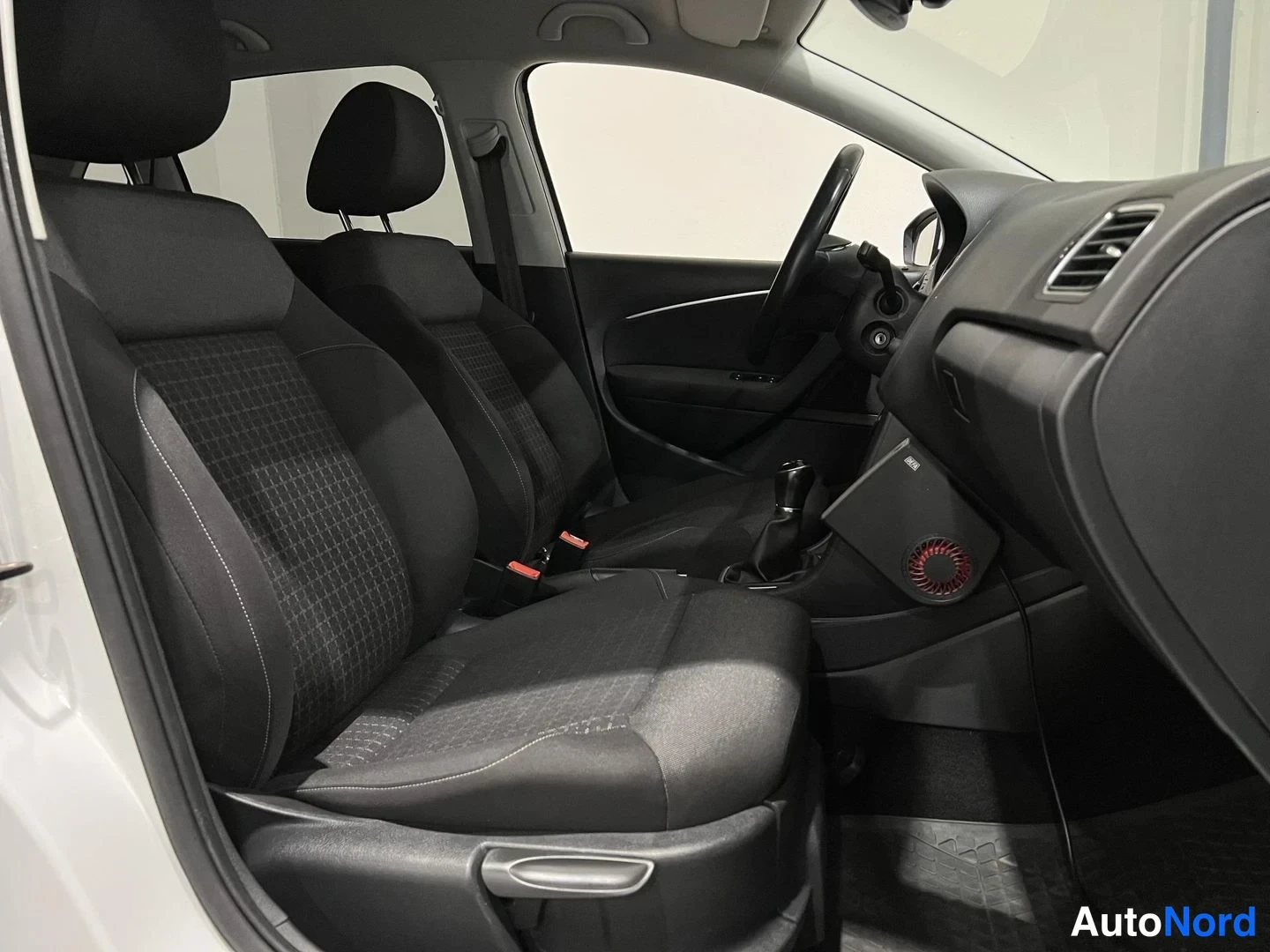 Valkoinen Volkswagen Polo 2015, etuistuimet, kuva 12