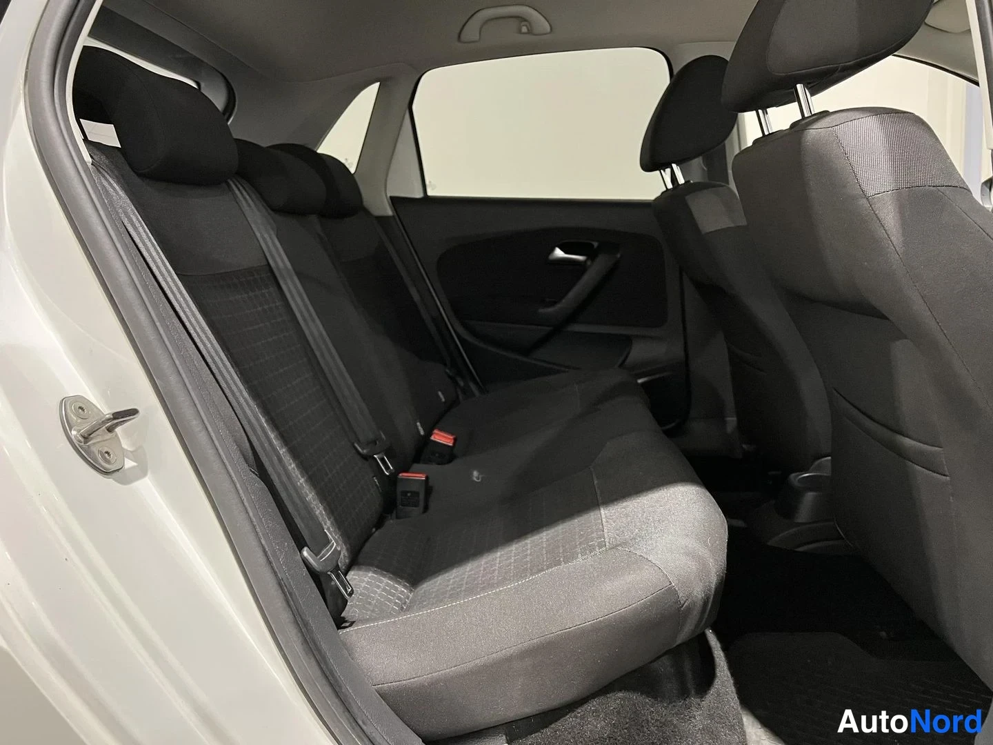 Valkoinen Volkswagen Polo 2015, takaistuimet, kuva 13