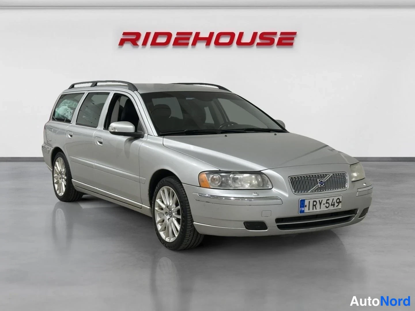 Harmaa Volvo V70 2007, etuviisto, keula oikealle, kuva 2
