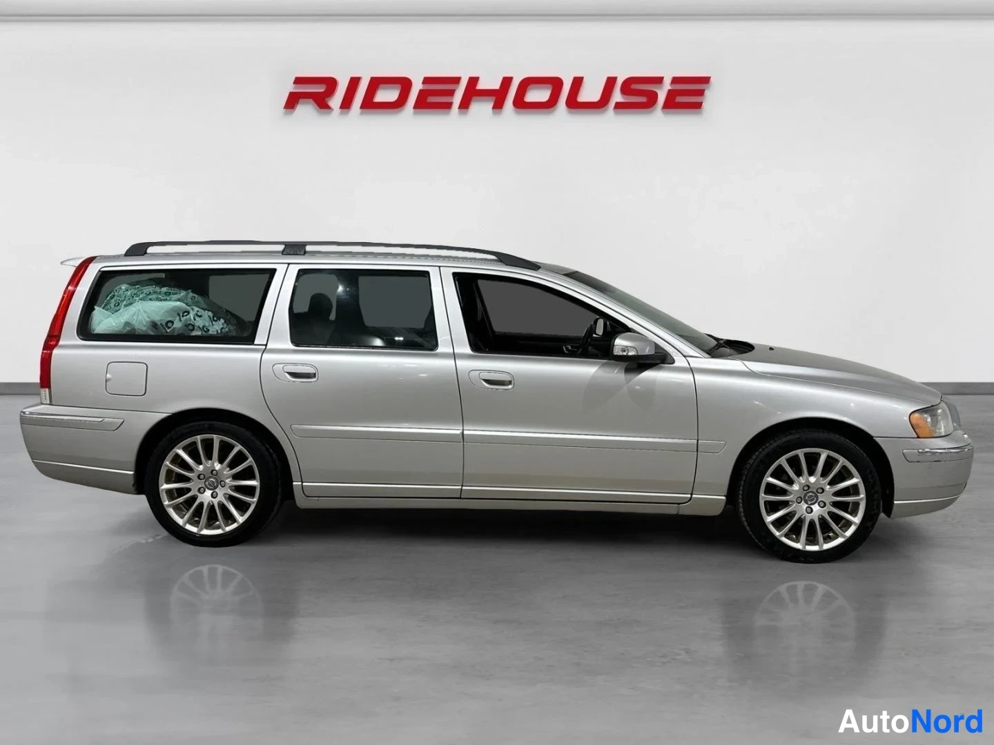 Harmaa Volvo V70 2007, etuviisto, keula oikealle, kuva 3