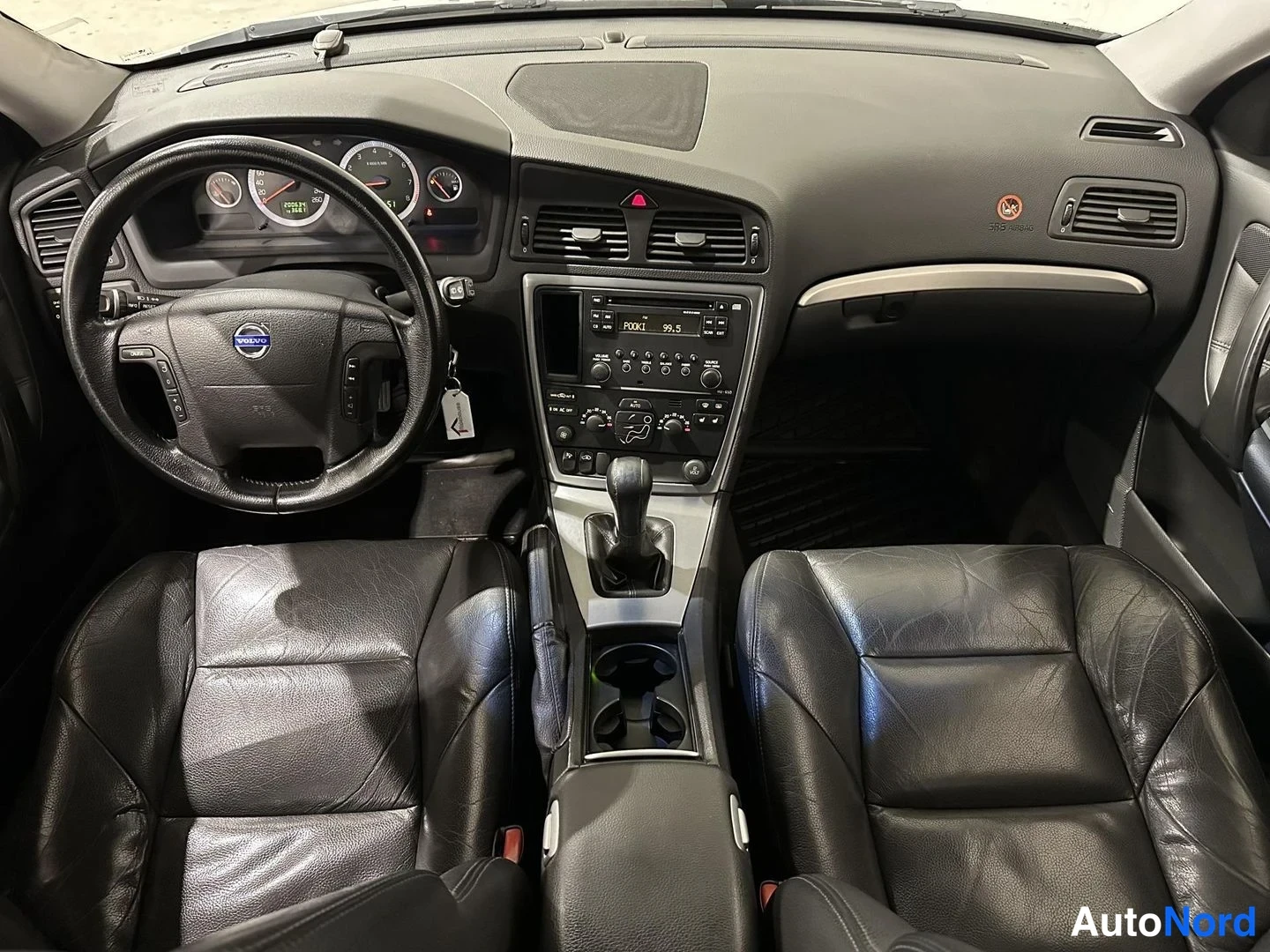 Harmaa Volvo V70 2007, ohjaamo, kuva 9