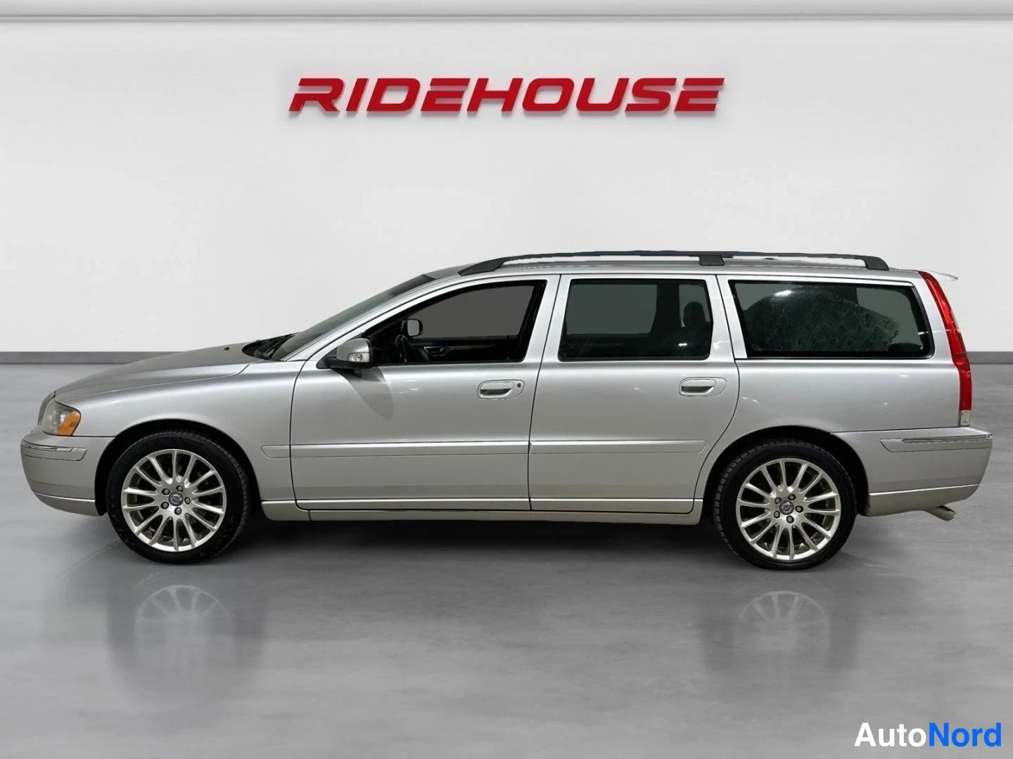 Harmaa Volvo V70 2007, sivulta, kuva 5