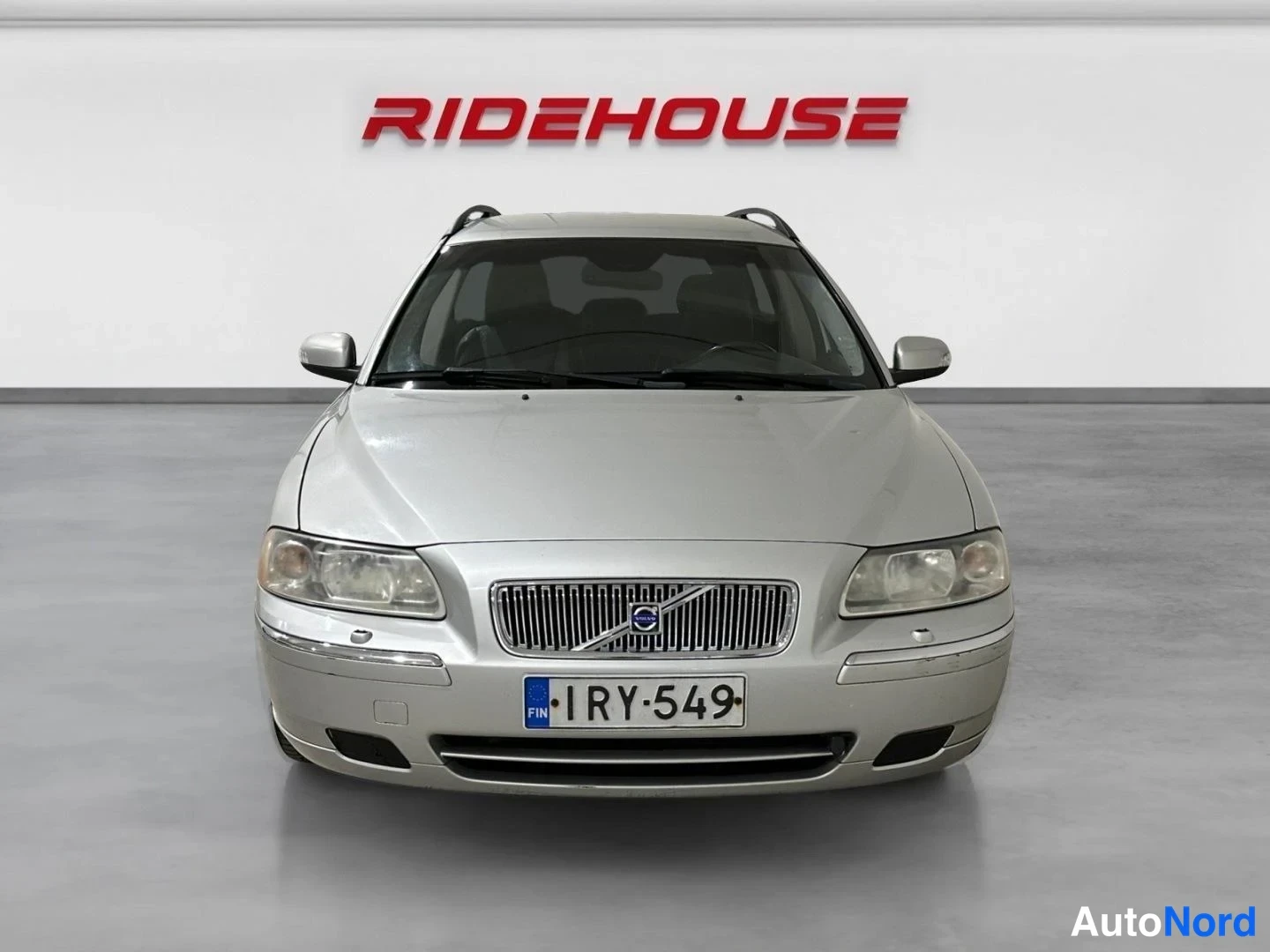 Harmaa Volvo V70 2007, edestä, kuva 4