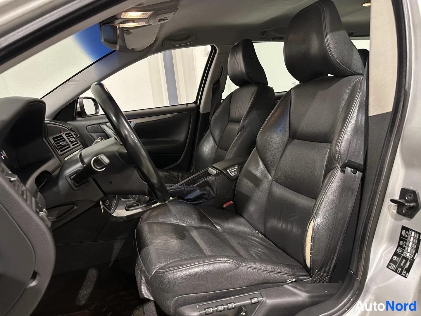 Harmaa Volvo V70 2007, etuistuimet, kuva 11