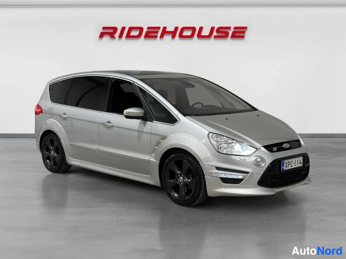 Harmaa Ford S-MAX 2012, etuviisto, keula oikealle, kuva 2