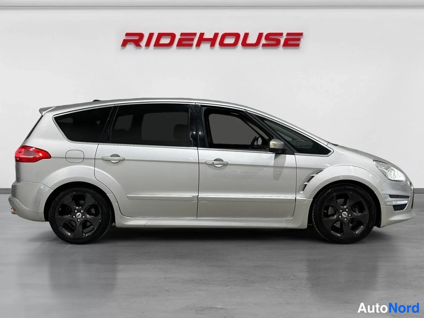 Harmaa Ford S-MAX 2012, etuviisto, keula oikealle, kuva 3