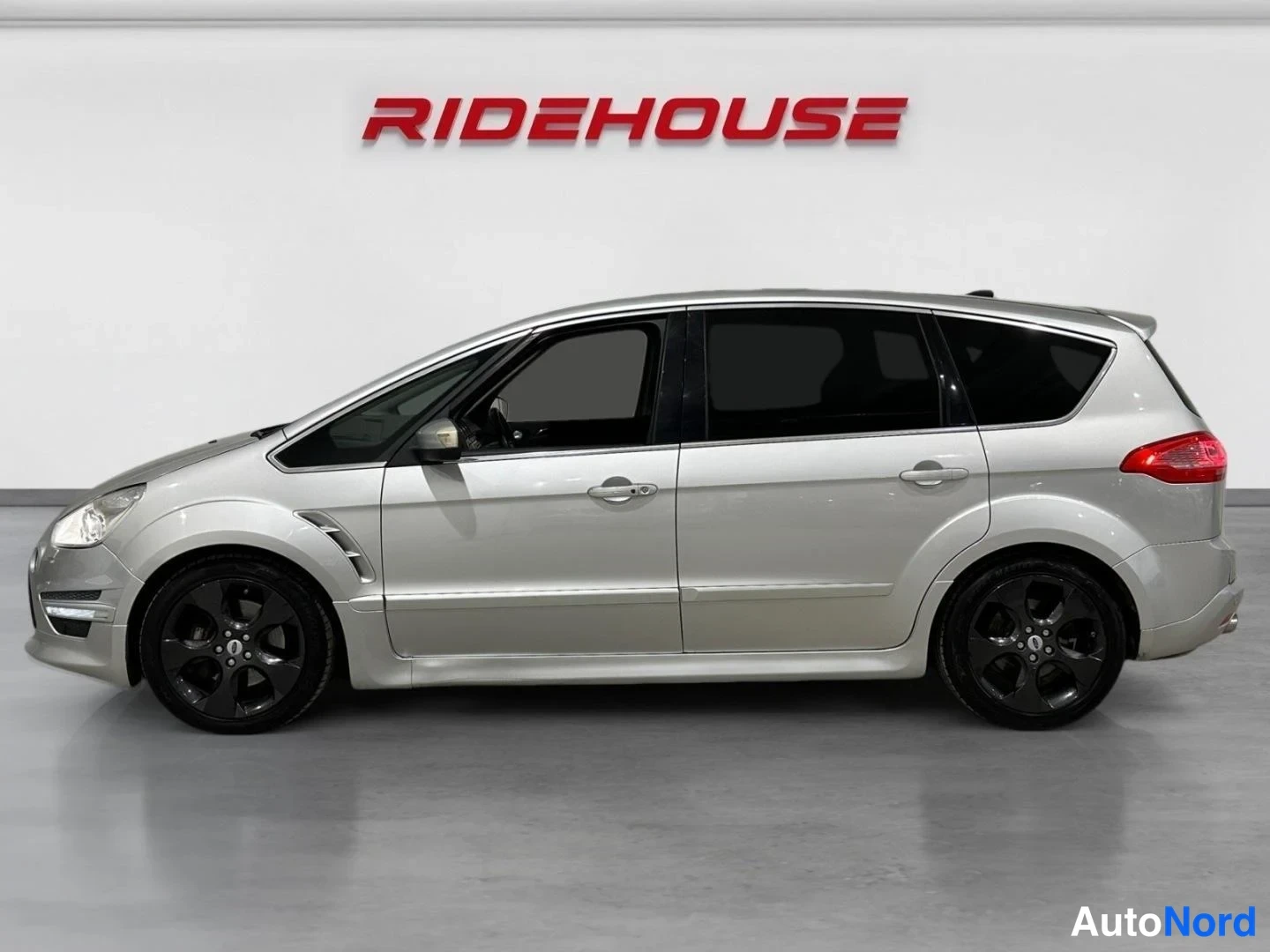 Harmaa Ford S-MAX 2012, sivulta, kuva 5