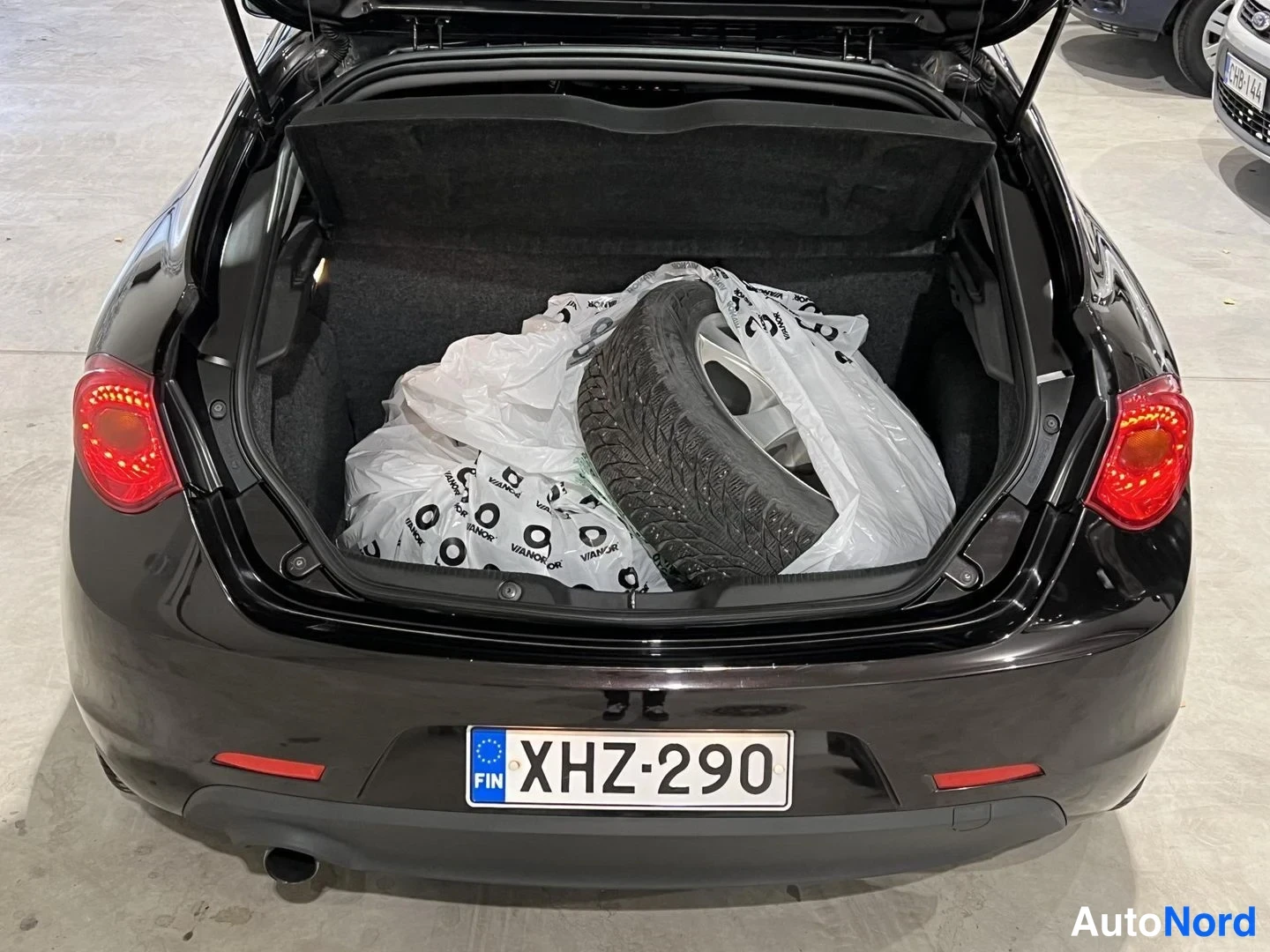Musta Alfa Romeo Giulietta 2013, takaa, kuva 9