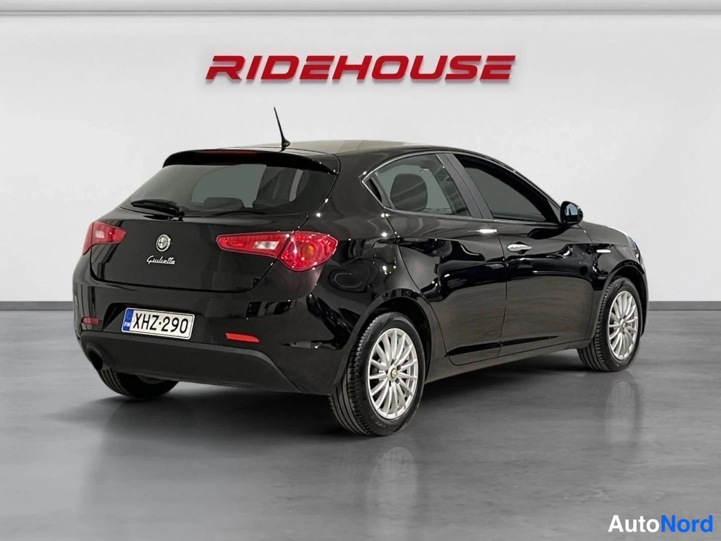 Musta Alfa Romeo Giulietta 2013, takaviisto, kuva 6