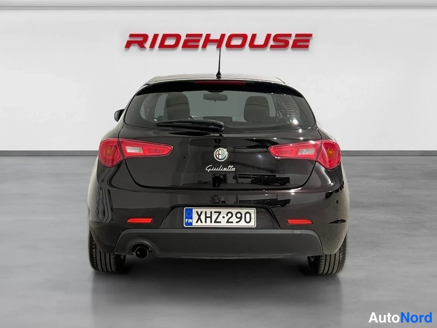 Musta Alfa Romeo Giulietta 2013, takaa, kuva 8