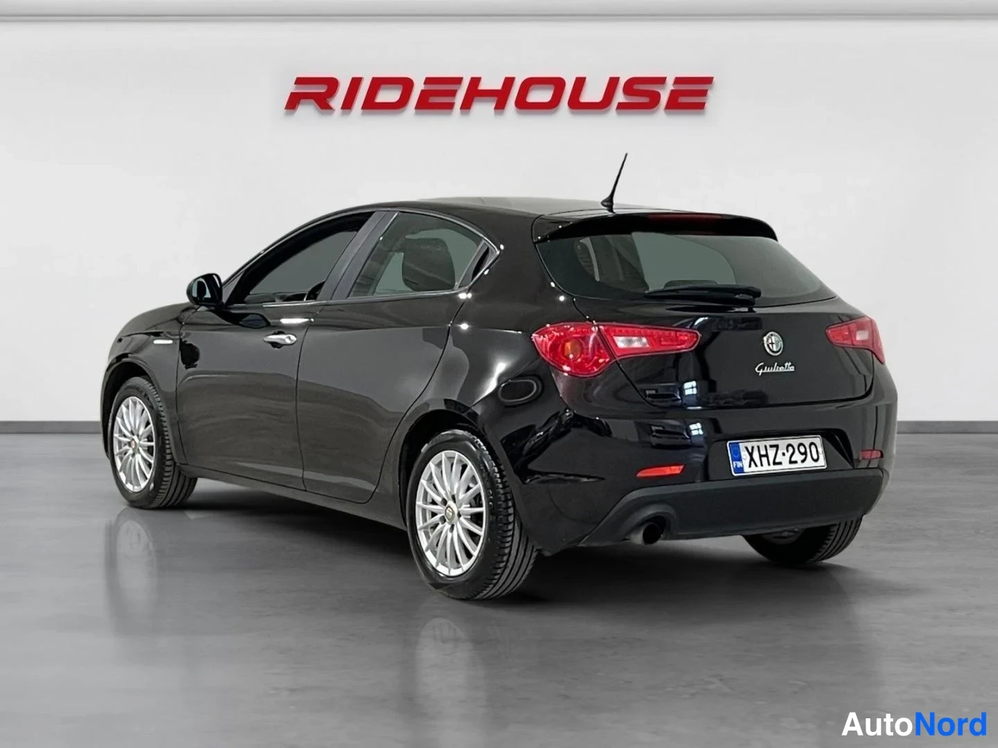 Musta Alfa Romeo Giulietta 2013, takaviisto, kuva 7