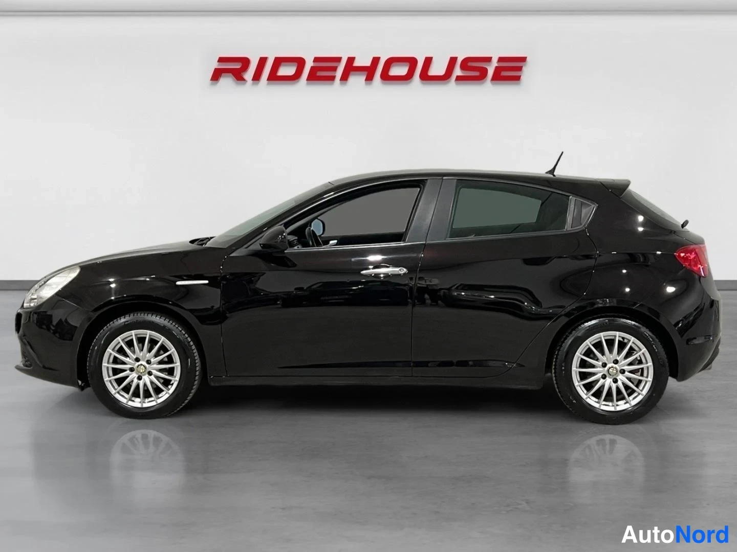 Musta Alfa Romeo Giulietta 2013, etuviisto, keula vasemmalle, kuva 2