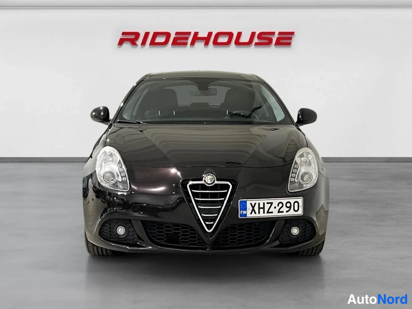Musta Alfa Romeo Giulietta 2013, edestä, kuva 4