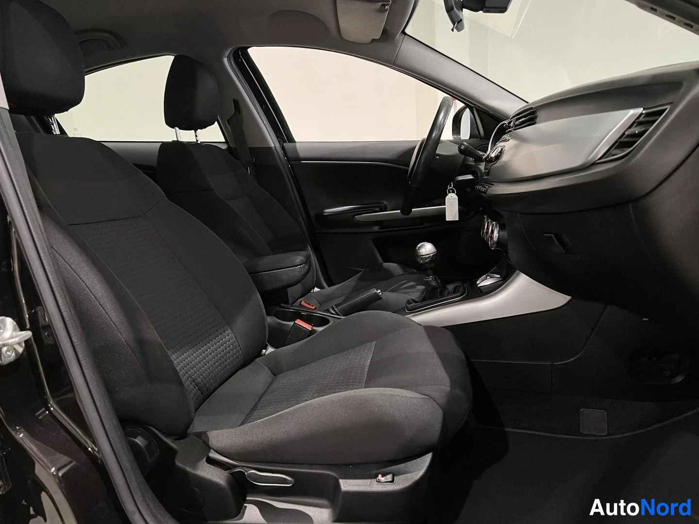 Musta Alfa Romeo Giulietta 2013, etuistuimet, kuva 12