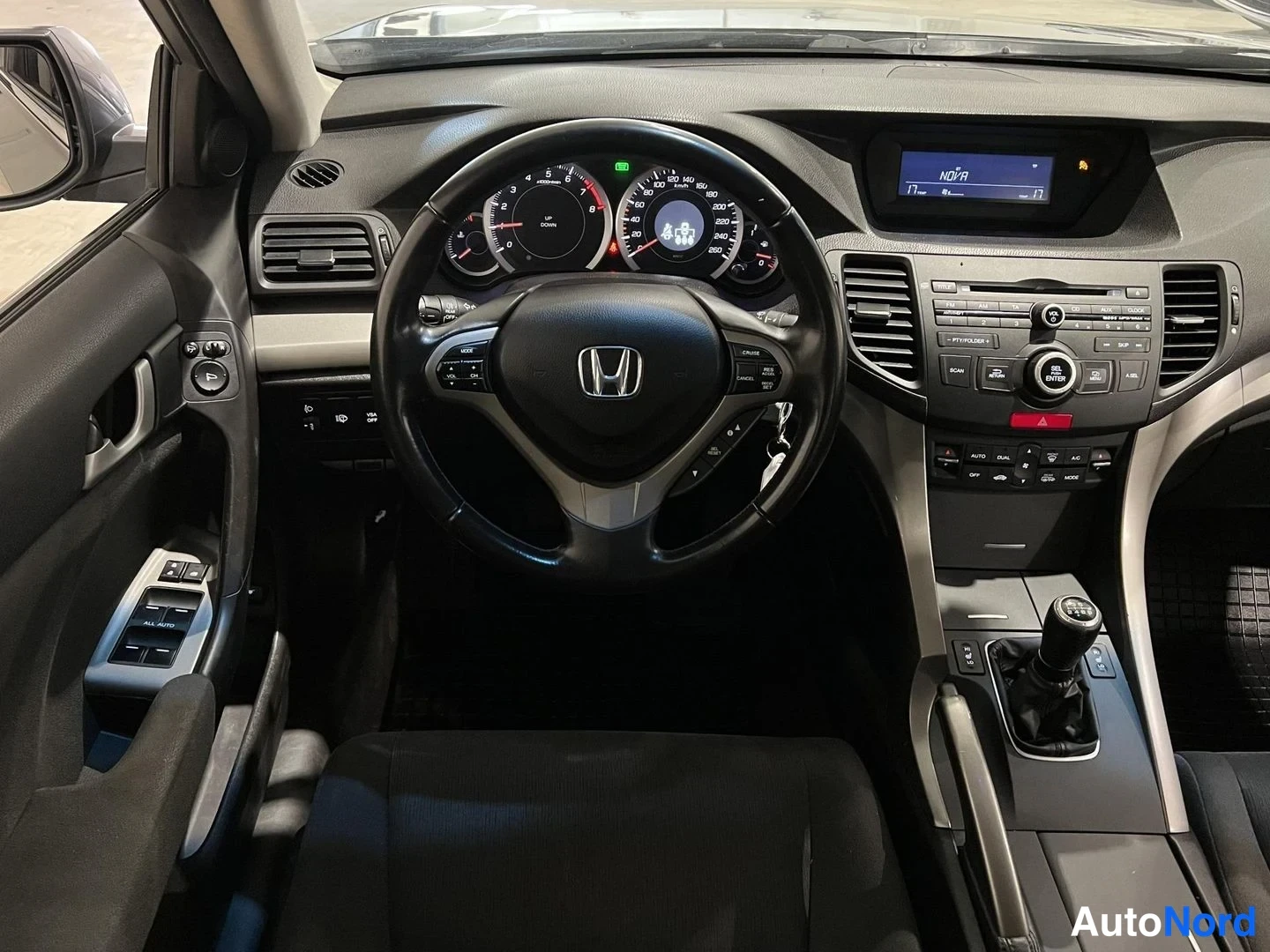 Harmaa Honda Accord 2010, ohjaamo, kuva 9