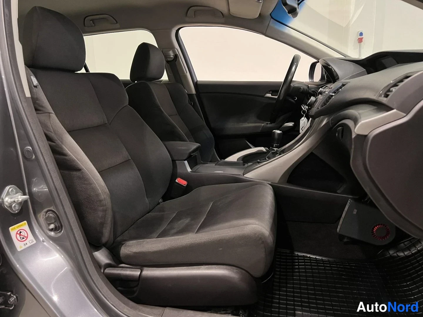 Harmaa Honda Accord 2010, etuistuimet, kuva 10