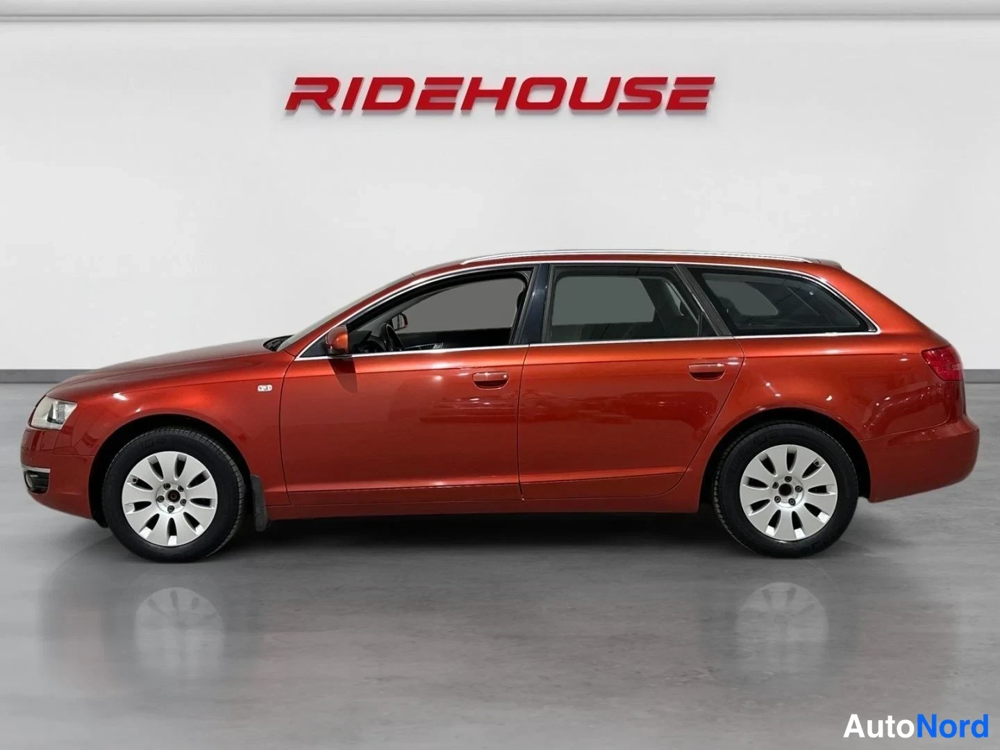 Punainen Audi A6 2005, etuviisto, keula vasemmalle, kuva 2