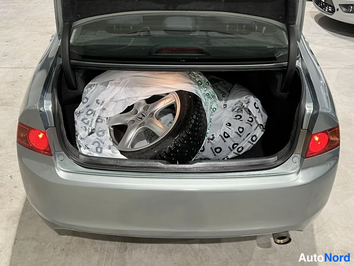 Vihreä Honda Accord 2004, tavaratila, kuva 12