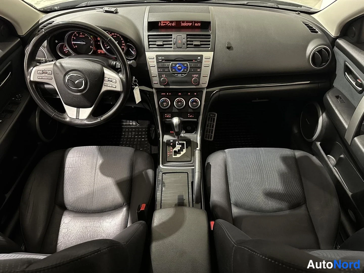 Punainen Mazda 6 2009, ohjaamo, kuva 9