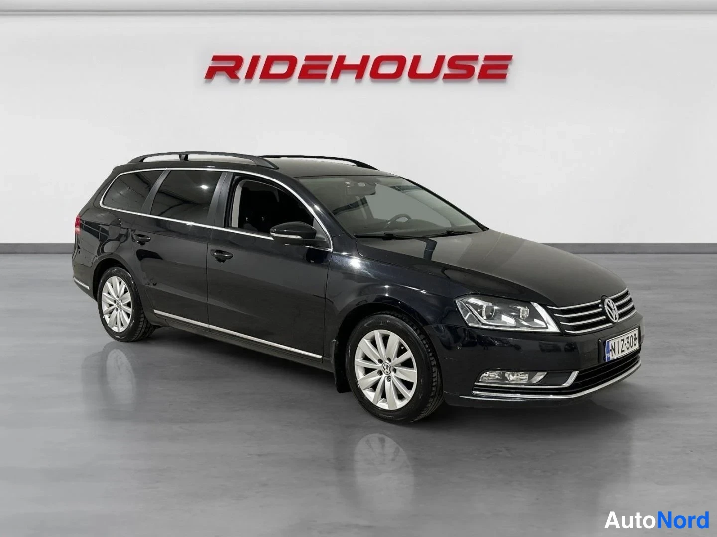 Musta Volkswagen Passat 2013, etuviisto, keula oikealle, kuva 3