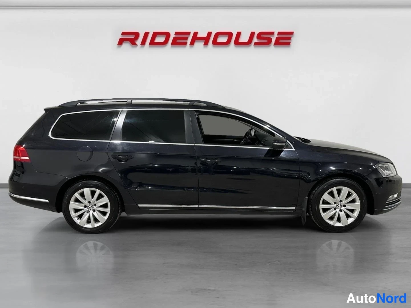 Musta Volkswagen Passat 2013, etuviisto, keula oikealle, kuva 4