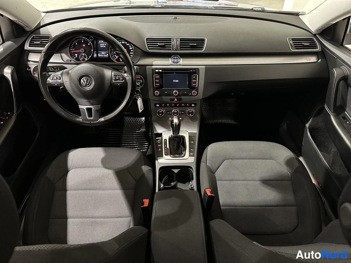 Musta Volkswagen Passat 2013, ohjaamo, kuva 9