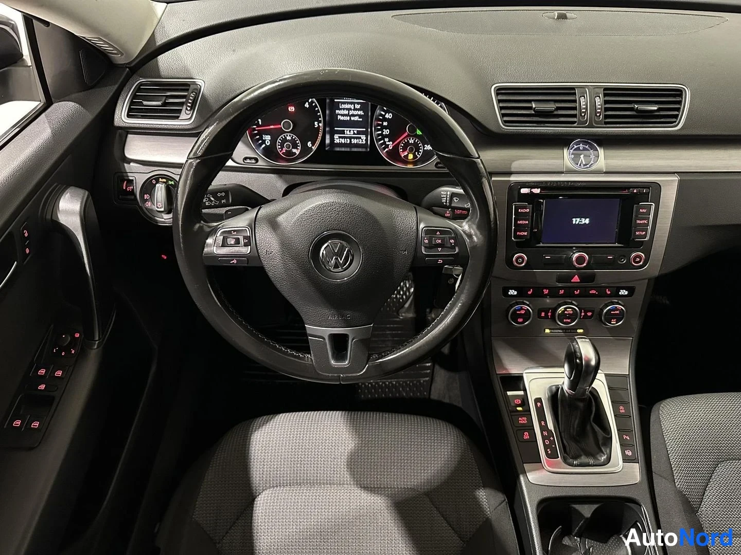 Musta Volkswagen Passat 2013, ohjaamo, kuva 10