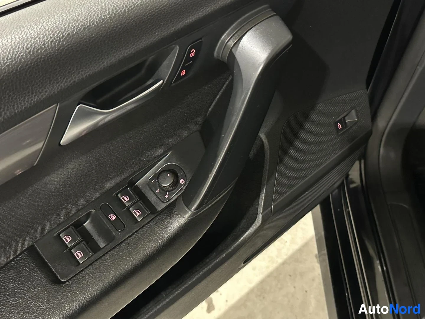 Musta Volkswagen Passat 2013, yksityiskohta, kuva 20