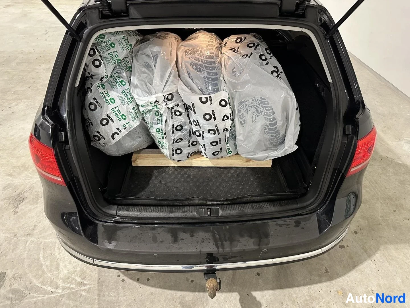 Musta Volkswagen Passat 2013, tavaratila, kuva 13