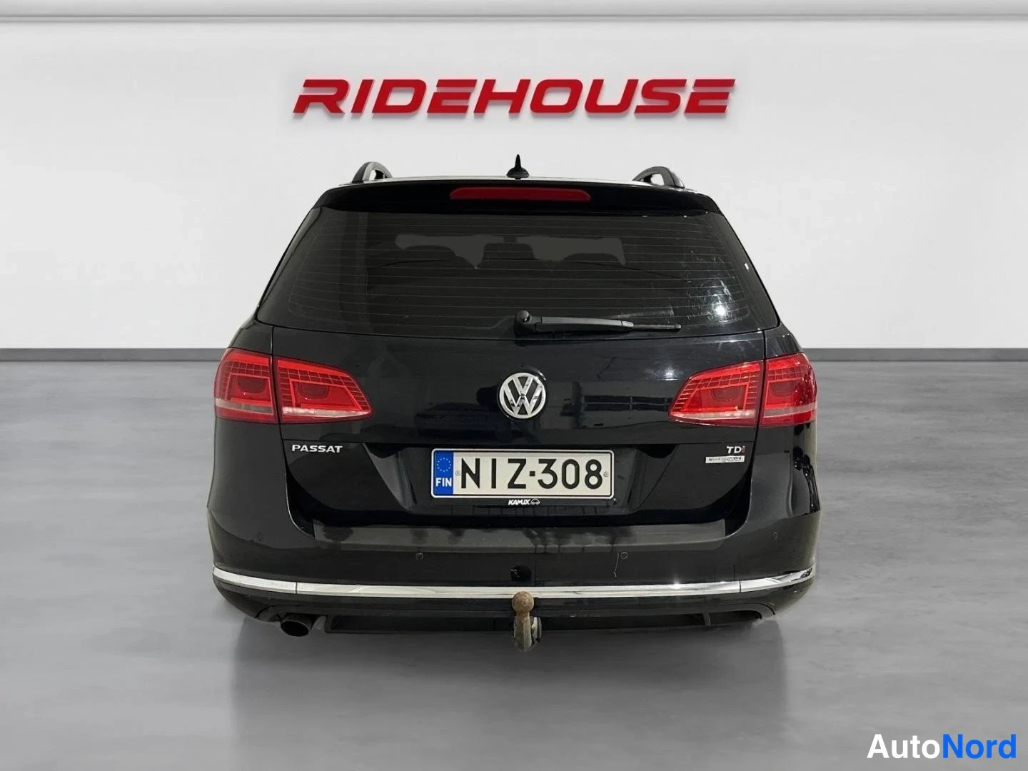 Musta Volkswagen Passat 2013, takaa, kuva 8