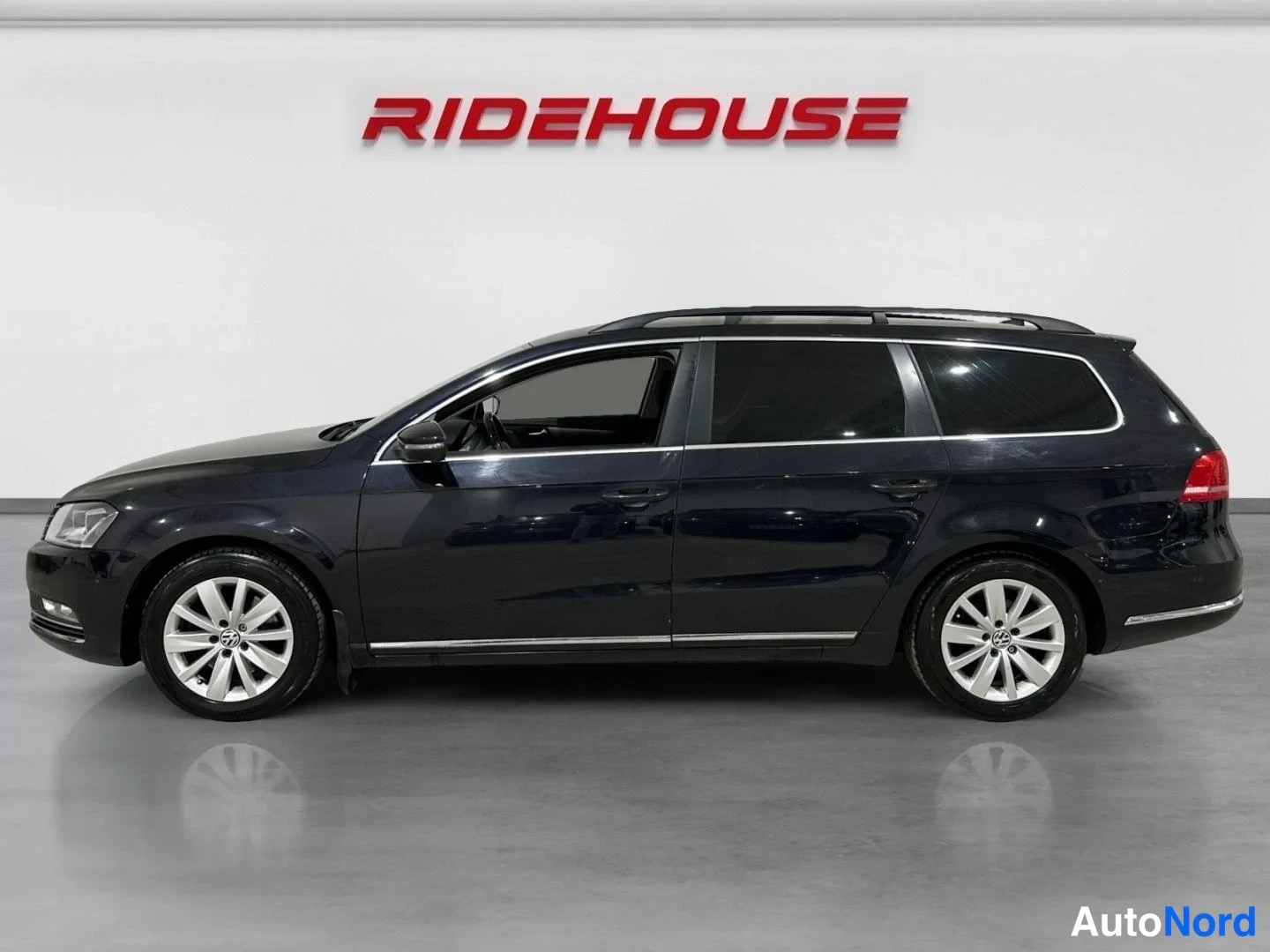 Musta Volkswagen Passat 2013, etuviisto, keula vasemmalle, kuva 2