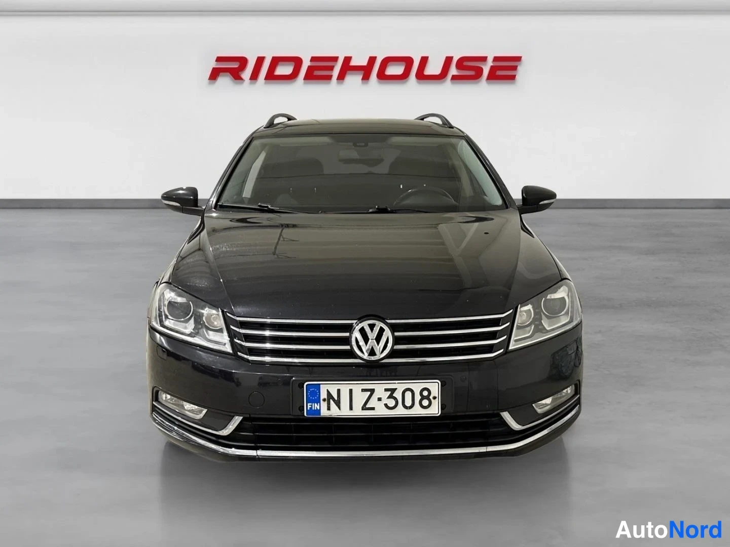 Musta Volkswagen Passat 2013, edestä, kuva 5
